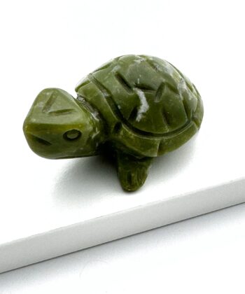 Græsgrøn jade krystal skildpadde på hvid baggrund