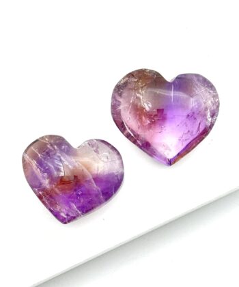 Lilla krystalhjerter på hvid baggrund