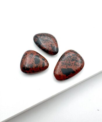 Bordeaux og sorte lommesten på hvid baggrund