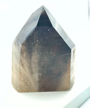 Mørkegrå og beige krystalspids på hvid baggrund