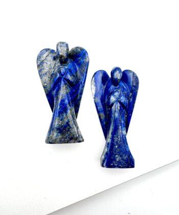 Blå krystalengle på hvid baggrund