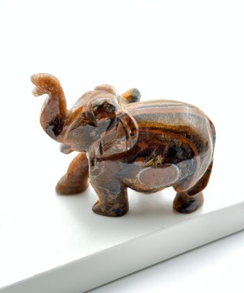Brun og bronze Krystalelefant på hvid baggrund