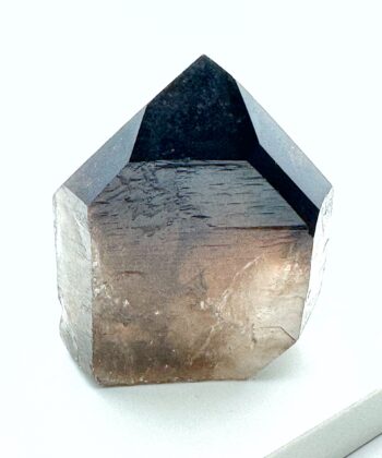 Mørkegrå og beige krystalspids på hvid baggrund