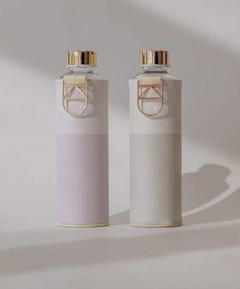 To eksklusive vandflasker til at lave beriget vand. Med elegante holdere i kunstlæder.