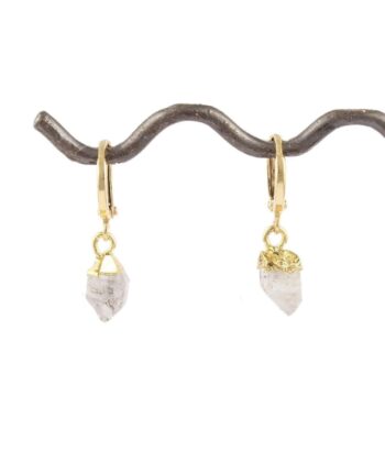 Fine gyldne øreringe med hvide halvædelsten vedhæng