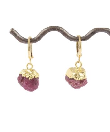Fine gyldne øreringe med rosa halvædelsten vedhæng