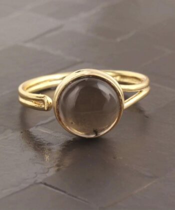 Justerbar ring med røgfarvet halvædelsten på grå baggrund