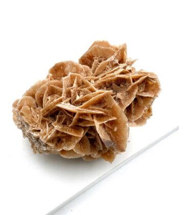 Brun ørkenrose krystal på hvid baggrund