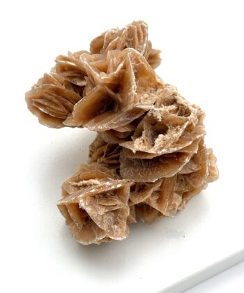 Brun ørkenrose krystal på hvid baggrund