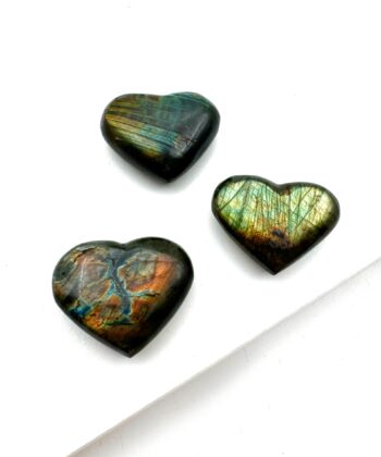 Grøn og blå hjertekrystaller på hvid baggrund