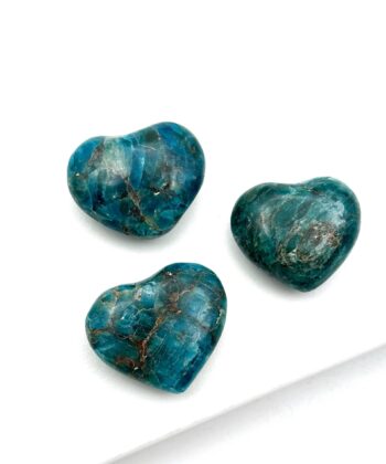 mørkeblå hjertekrystaller på hvid baggrund