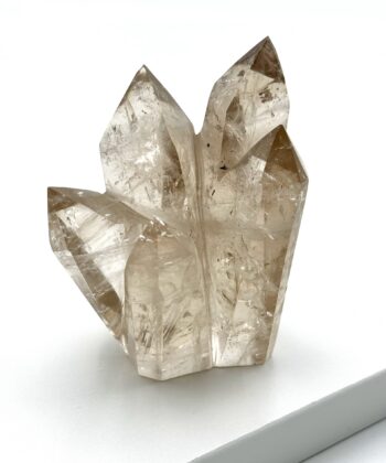 Grå røgkvarts krystal på hvid baggrund