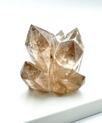 Grå røgkvarts krystal på hvid baggrund