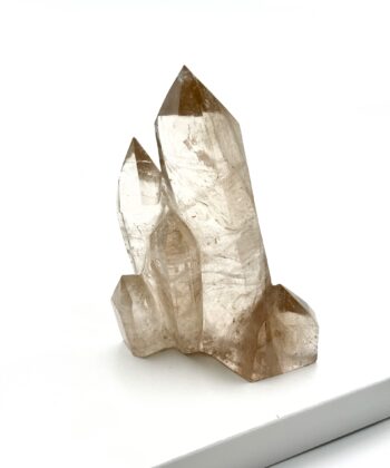 Lys Grå røgkvarts krystal på hvid baggrund