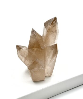 Grå røgkvarts krystal på hvid baggrund