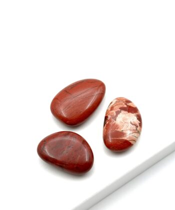 Jordrøde lommesten på hvid baggrund