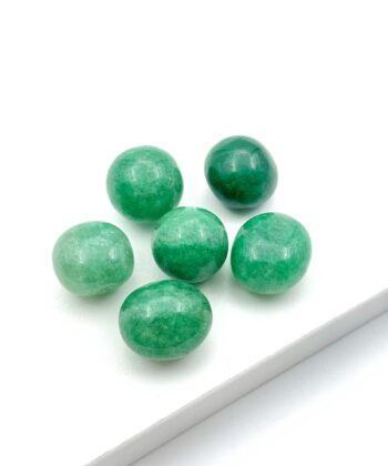 Grønne krystalkugler på hvid baggrund