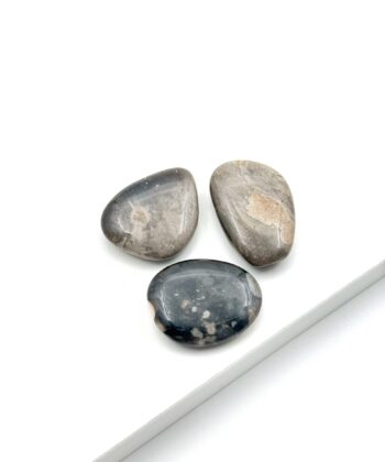 Grå og beige lommesten på hvid baggrund