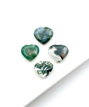 Grønne og hvide hjertekrystaller på hvid baggrund