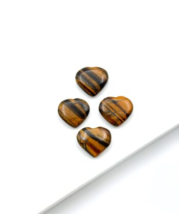 Brune og bronze hjertekrystaller på hvid baggrund