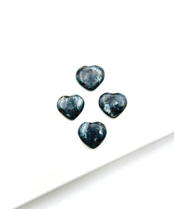 Grå changerende hjertekrystaller på hvid baggrund