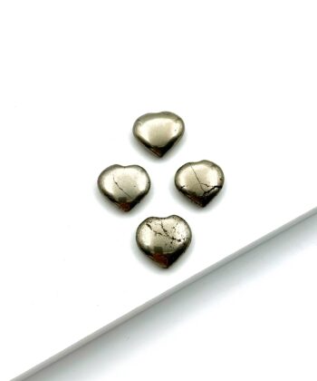 Guld hjertekrystaller på hvid baggrund