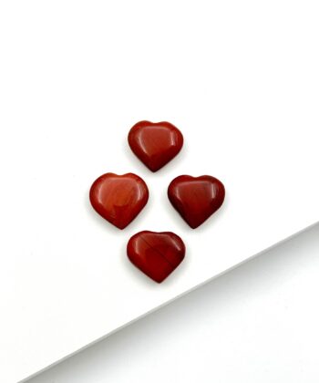 Mørk røde hjertekrystaller på hvid baggrund