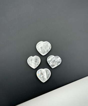 Hvid hjertekrystaller på sort baggrund