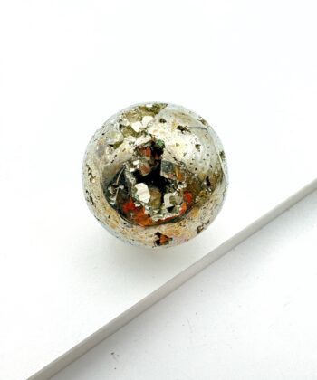 Guld krystalkugle på hvid baggrund