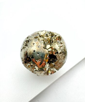 Guld krystalkugle på hvid baggrund