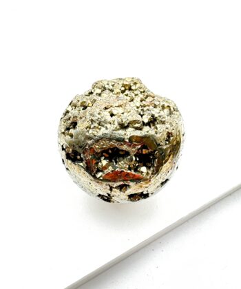 Guld krystalkugle på hvid baggrund