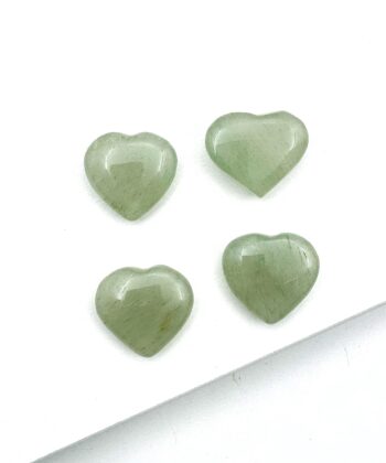 Grønne hjerte krystaller på hvid baggrund