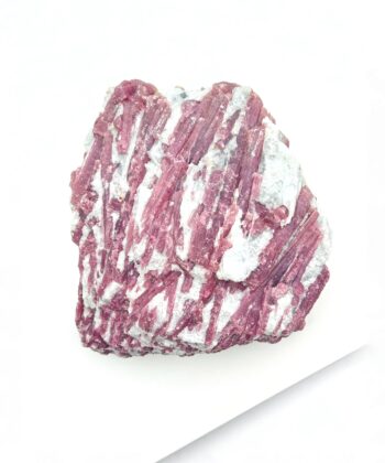 Hvid og Lyserød rå krystal på hvid baggrund