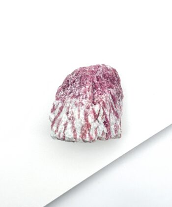 Hvid og Lyserød rå krystal på hvid baggrund