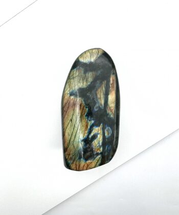 Smuk changerende labradorit krystal med brune bleggrønne skær