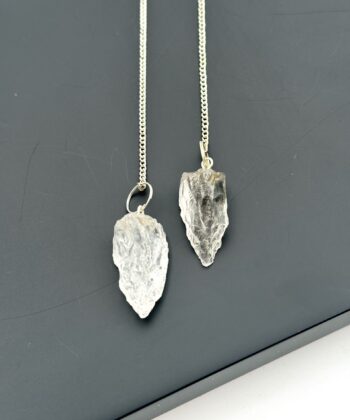 Krystalpendul i hvid på sort baggrund