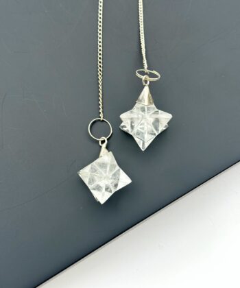 Krystalpendul i hvid på sort baggrund