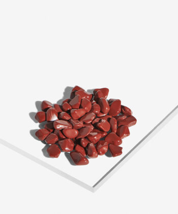 En hvid baggrund med Mange Minikrystaller. Rød Jaspis