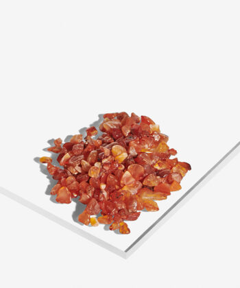 En hvid baggrund med Mange Minikrystaller. Orange Karneol