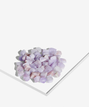 En hvid baggrund med Mange Minikrystaller. Lys lilla Kunzit