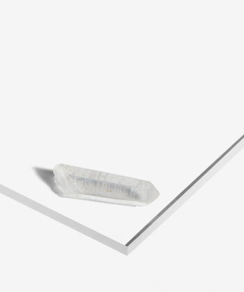 Hvid Lemurian Kvarts søjle med spids og gyldne detaljer på hvid baggrund