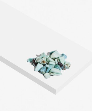 Smukke blålige LARIMAR ministen på hvid baggrund.