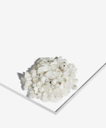 En hvid baggrund med Mange Minikrystaller. Hvid Regnbuemånesten