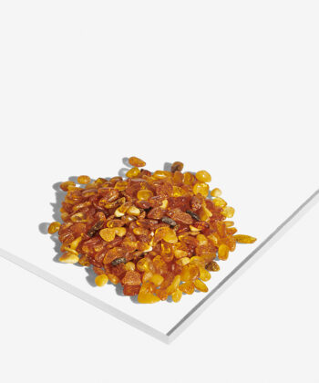 En hvid baggrund med Mange Minikrystaller. Gylden rav