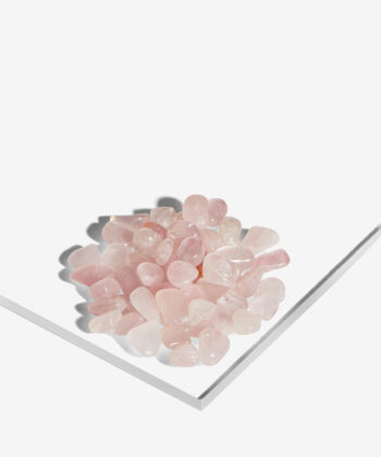 En hvid baggrund med Mange Minikrystaller. Rosenkvarts