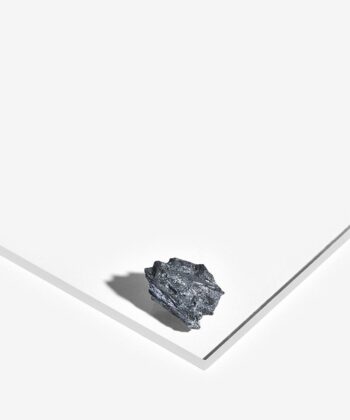 Flot RÅ STIBNIT på en hvid baggrund.