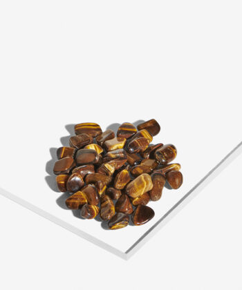 En hvid baggrund med Mange Minikrystaller. Brun og gul Tigerøje