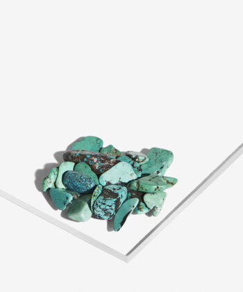 En hvid baggrund med Mange Minikrystaller. Turkis