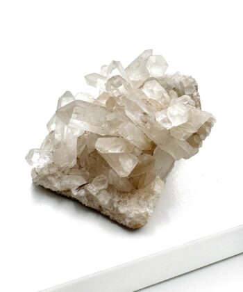 hvid druzy rå krystalklynge på hvid baggrund