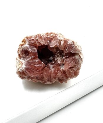 lyserødt druzy rå krystalstykke på hvid baggrund